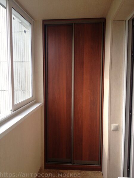 Шкаф на балкон с раздвижными дверями